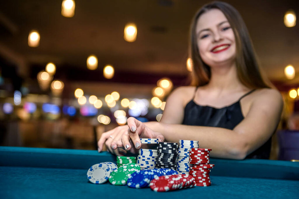 Femme au casino prend des jetons de pile
 - Photo, image