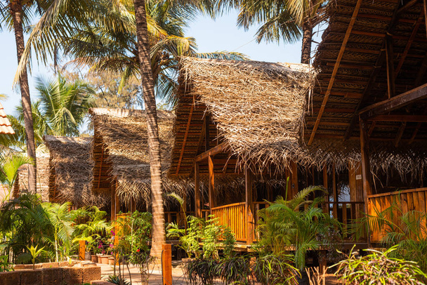 Strandhütten und Hütten aus Bambus, Lehmziegeln und Kokosnussblättern. Konzepte für Urlaubsziele in Goa, Indien. Landschaftliche Urlaubs- und Naturbilder für die Reise - Foto, Bild