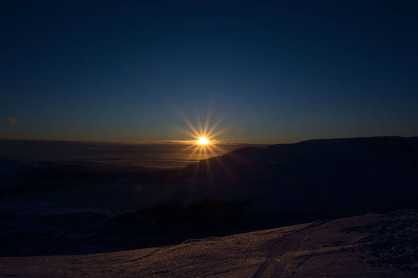 západ slunce nad obzorem - Fotografie, Obrázek