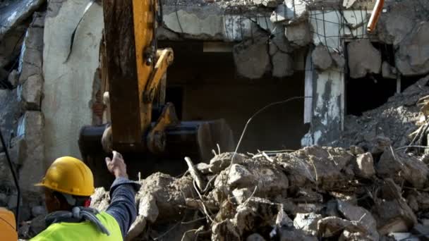 Désintégration Destruction d'un immeuble d'habitation ancienne
  - Séquence, vidéo