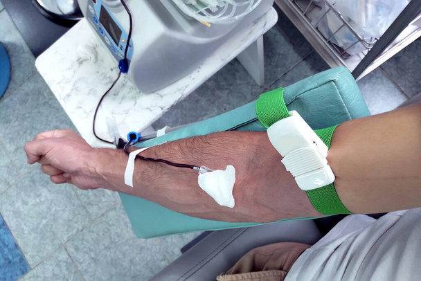 Zbliżenie męskiej ręki dawcy krwi - Zdjęcie, obraz