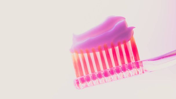 Розовая пластиковая зубная щетка с толстым слоем белой зубной пасты на изолированном фоне. Вид сбоку
 - Фото, изображение
