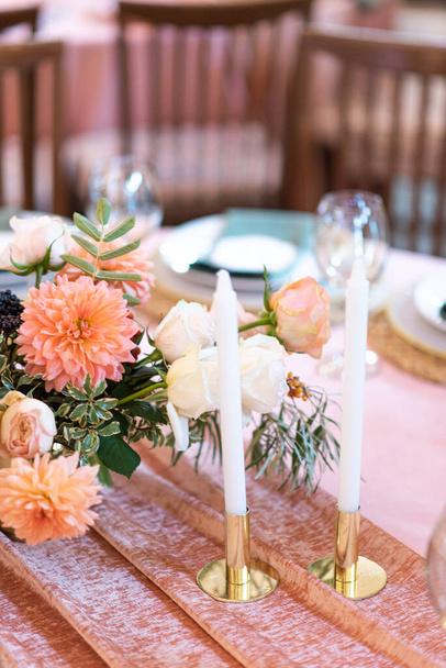 Elegant decor of a wedding bank in peach and green - Foto, afbeelding