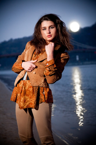 brunetka dziewczyna pozuje w wieczór przed księżyca i morze - Zdjęcie, obraz