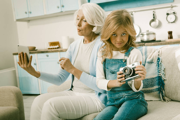 Grand-mère et son petit-enfant apprennent des gadgets inhabituels
 - Photo, image