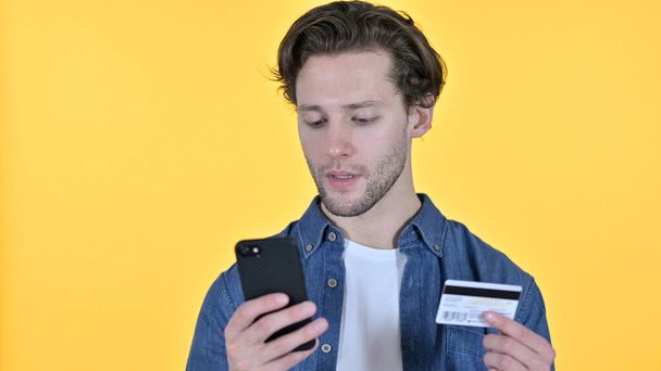 Online-Bezahlung per Smartphone auf gelbem Hintergrund - Foto, Bild