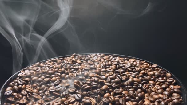A fumaça gira sobre grãos de café quentes. Movimento lento. - Filmagem, Vídeo