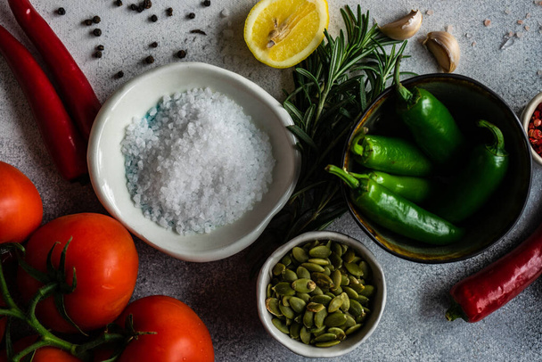 Organický potravinový rám s kořením a zeleninou na kamenném pozadí s kopírovacím prostorem - Fotografie, Obrázek