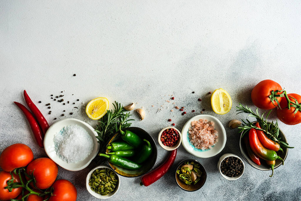 Органическая рама питания со специями и овощами на каменном фоне с копировальным пространством
 - Фото, изображение