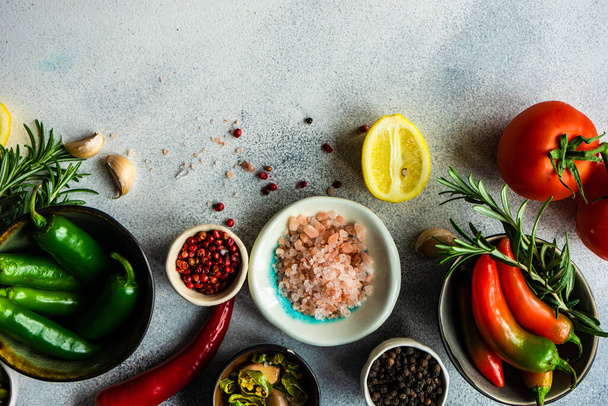 Πλαίσιο βιολογικών τροφίμων με μπαχαρικά και λαχανικά σε πέτρινο φόντο με αντιγραφικό χώρο - Φωτογραφία, εικόνα