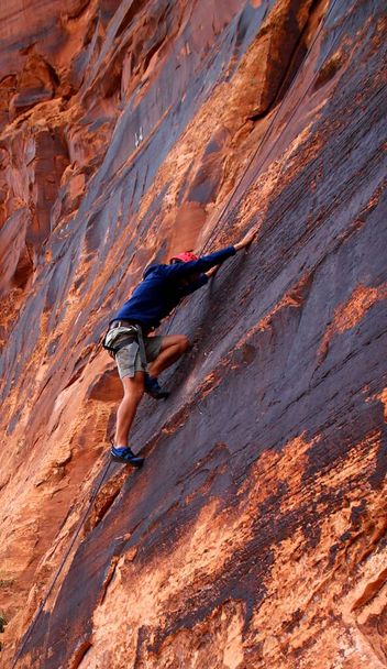 Scalatore di roccia uomo arrampicata parete di arenaria vicino Moab / USA
 - Foto, immagini