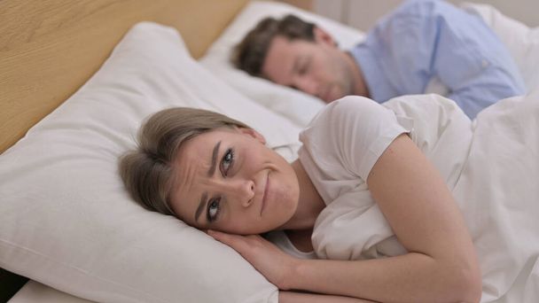 Mulher preocupada Pensando em família na cama
 - Foto, Imagem