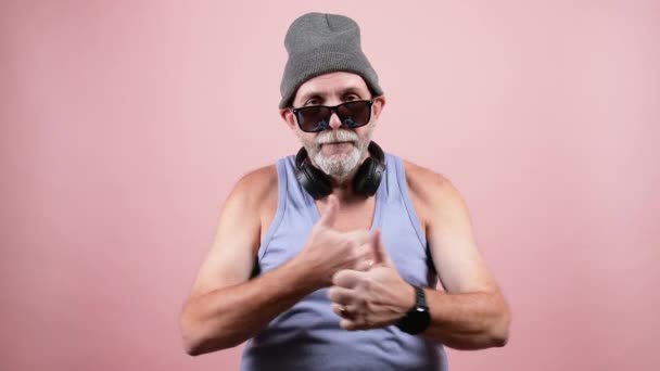 Hipster homem mostrando polegares para cima gesto
 - Filmagem, Vídeo