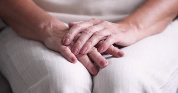 Στενή άποψη της ηλικιωμένης γυναίκας διπλωμένα τσαλακωμένα χέρια - Πλάνα, βίντεο
