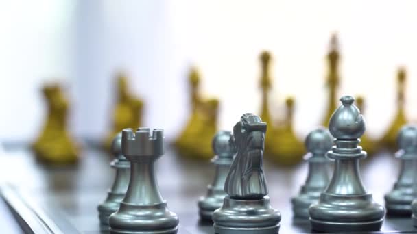 Kousek šachové hry stojí na šachovnici s černým izolovaným pozadím. Koncepce vedoucího postavení na trhu pro cílovou strategii. Inteligence výzva a obchodní soutěž úspěch hrát. - Záběry, video