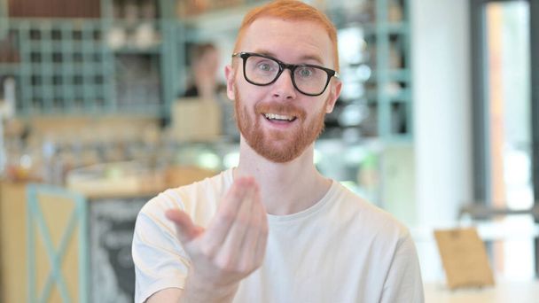 Portrait of Redhead Man Pointing at Camera and Inviting - Fotografie, Obrázek
