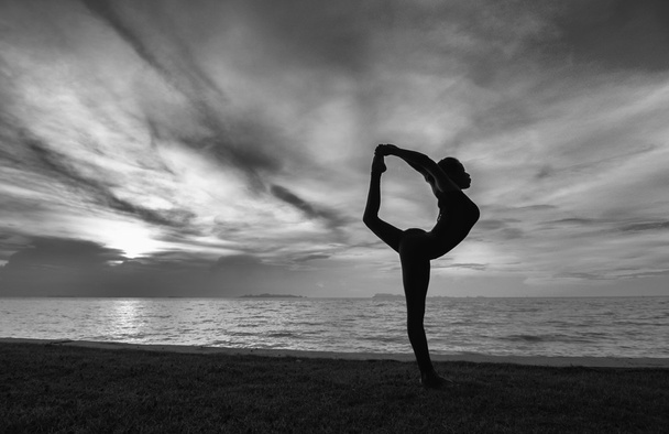 Mujer silueta con postura de yoga
 - Foto, Imagen