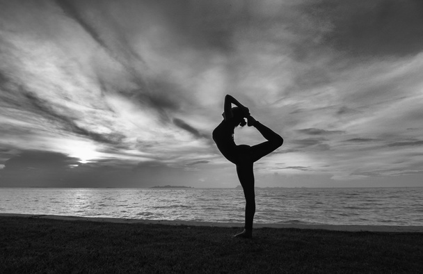 Silhouette nő jóga posure - Fotó, kép