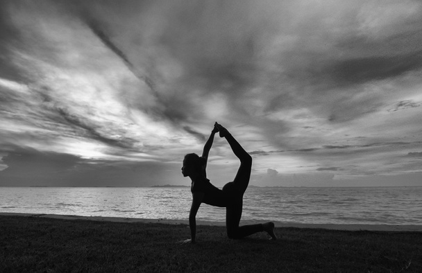 Silhouette Frau mit Yoga-Haltung - Foto, Bild