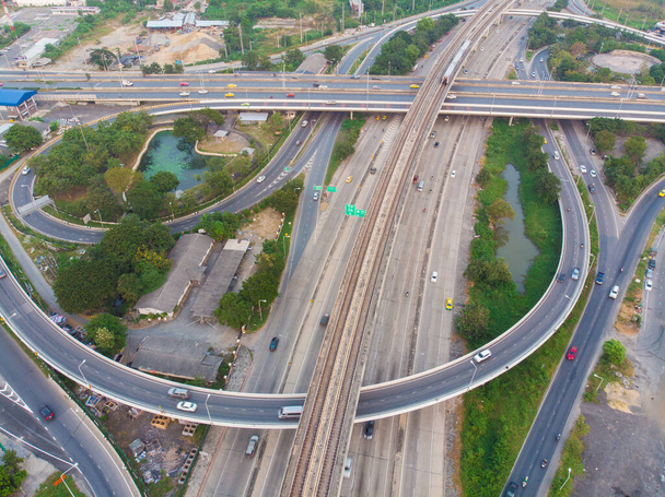 Liikenne risteys city road kanssa pyöreän pöydän antenni näkymä
 - Valokuva, kuva