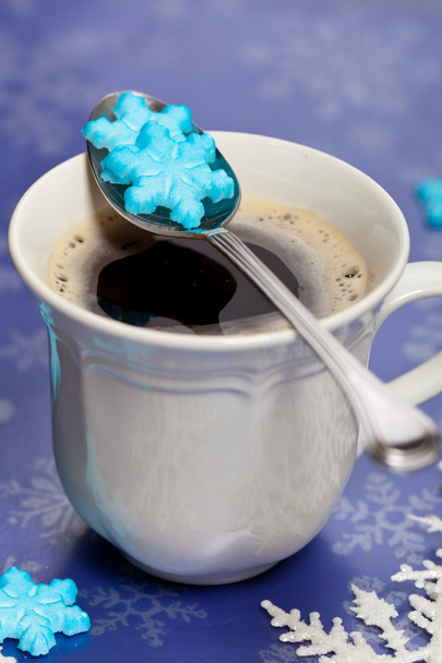 Café con copos de nieve en forma de azúcar
 - Foto, Imagen