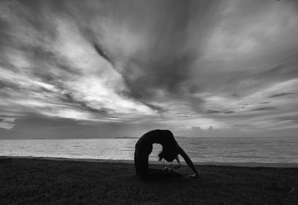 Mulher silhueta com postura de ioga
 - Foto, Imagem