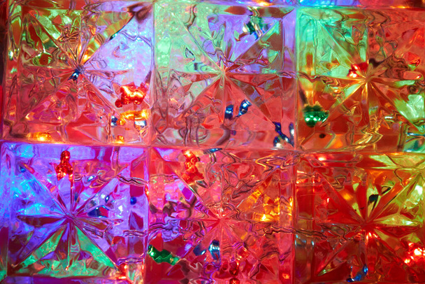 Luzes multicoloridas caóticas em um fundo de quadrados e estrelas
 - Foto, Imagem