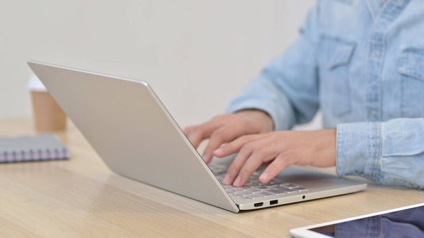 Bliska człowieka pisania na laptopa - Zdjęcie, obraz