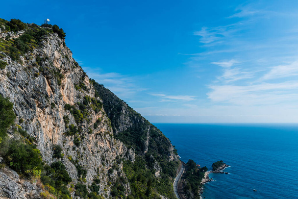 Het panoramische uitzicht op het turquoise water van de Middellandse Zee en de bergkliffen van de Alpen op een zonnige dag (Provence-Côte d 'Azur, Frankrijk)) - Foto, afbeelding