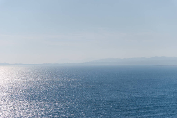 La vue panoramique sur la mer Méditerranée et le paysage brumeux à l'horizon par une journée ensoleillée (Provence Côte d'Azur, France
) - Photo, image