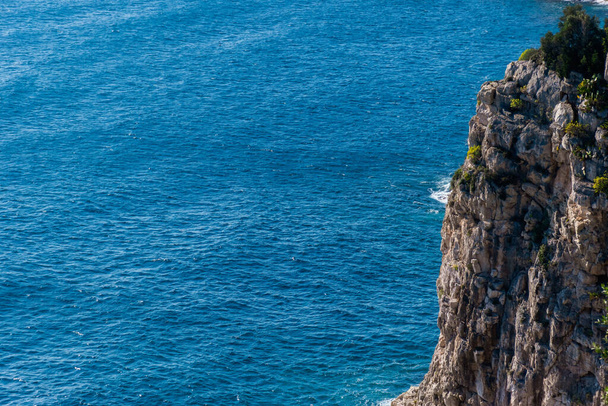 地中海のターコイズブルーの水とアルプスの山の崖のクローズアップ(プロバンス・コート・ダジュール,フランス) - 写真・画像