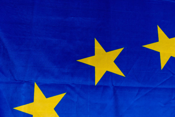 Közelkép az Európai Unió szöveteiről zászló sárga csillagok - Fotó, kép