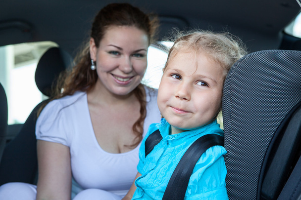 Mother with small daughter in a car - Foto, Bild