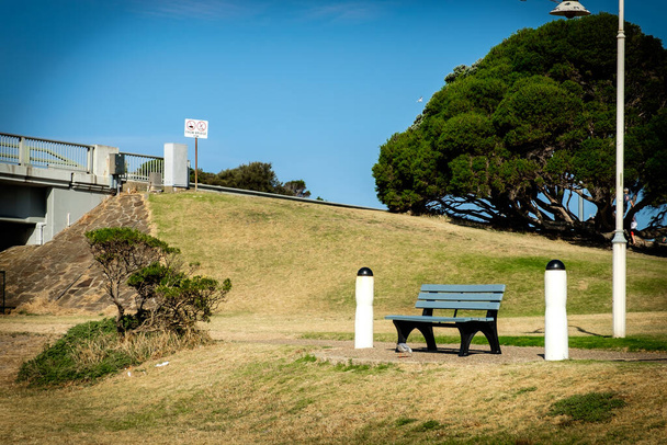 Un banco de madera verde independiente en el área recreativa junto a la playa de San Remo en Melbourne, Australia
 - Foto, imagen