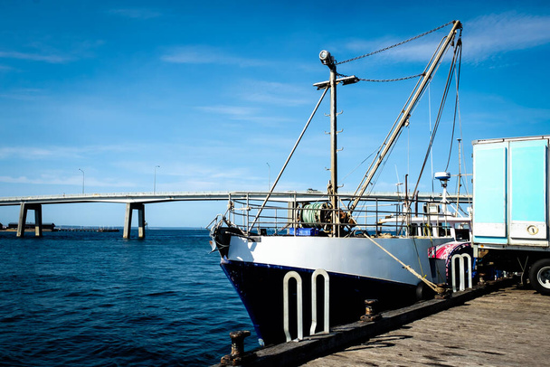 Les yachts de pêche parking à la cour du quai près de la plage de San Remo et Phillip Island avec un fond de pont
 - Photo, image