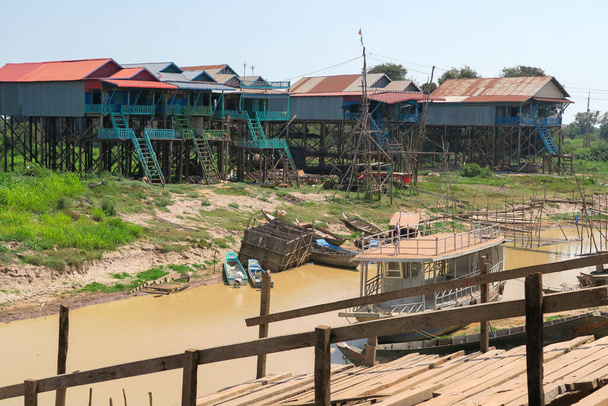 Kampong Phluk úszó falu, stilt házak, Tonle Sap tó, Siem arat, Kambodzsa - Fotó, kép