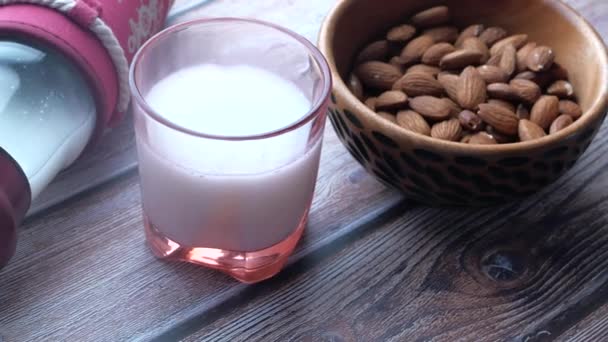 Primer plano de almendras frescas y leche sobre la mesa
  - Imágenes, Vídeo