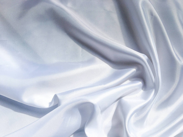 Los witte satijnen stof textuur achtergrond. gebruiken als trouwdag of jubileumdag met kopieerruimte voor design - Foto, afbeelding