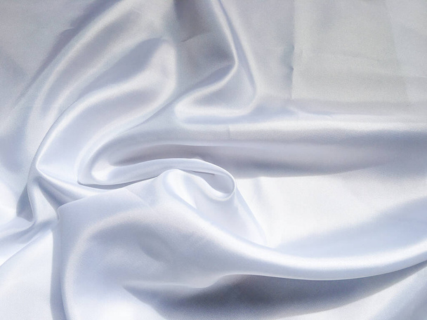 Solf beyaz saten kumaş dokusu arka planı. tasarım için kopyalama alanı olan düğün ya da yıldönümü olarak kullan - Fotoğraf, Görsel