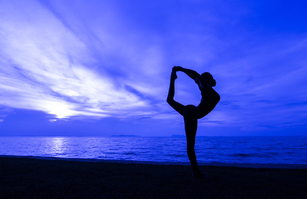 silhouet vrouw met yoga posure - Foto, afbeelding