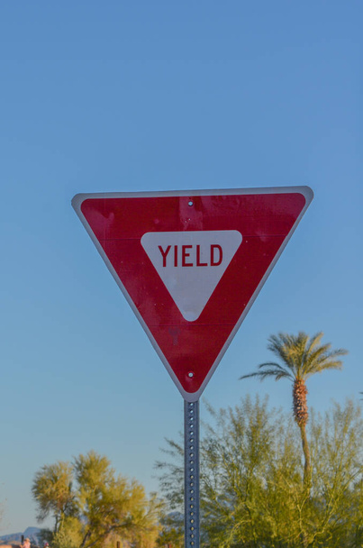 Tuotoksen merkki, liikennemerkki, varoitus, tuotto liikenteelle, Arizona Yhdysvallat
 - Valokuva, kuva