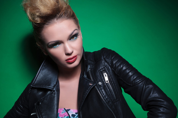 beautiful woman in leather jacket looking at the camera - Foto, afbeelding