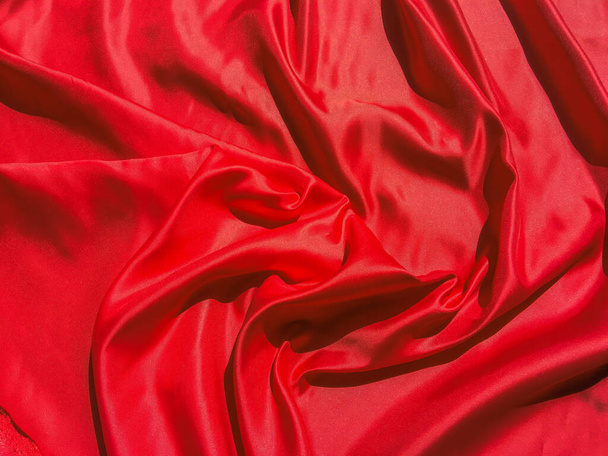 Rode stof textuur voor achtergrond met kopieerruimte. Valentijnsdag of kerstdag behang ontwerp - Foto, afbeelding