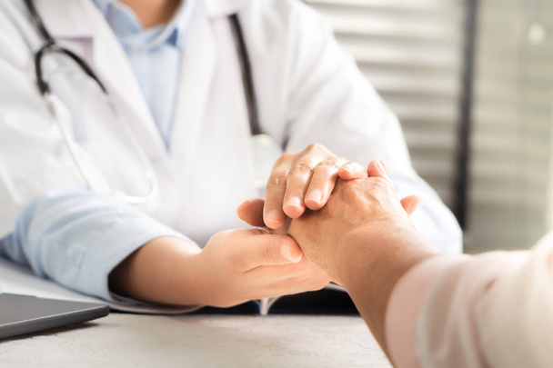 Lékař ruce drží pohromadě senior woman patient - Fotografie, Obrázek