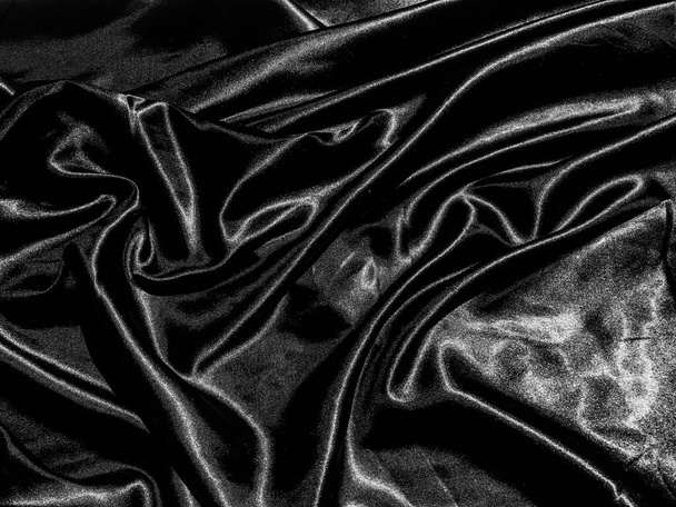 luxus fekete selyem vagy szatén textúra háttér folyékony hullám vagy hullámos redők. Tapétarajzolás - Fotó, kép