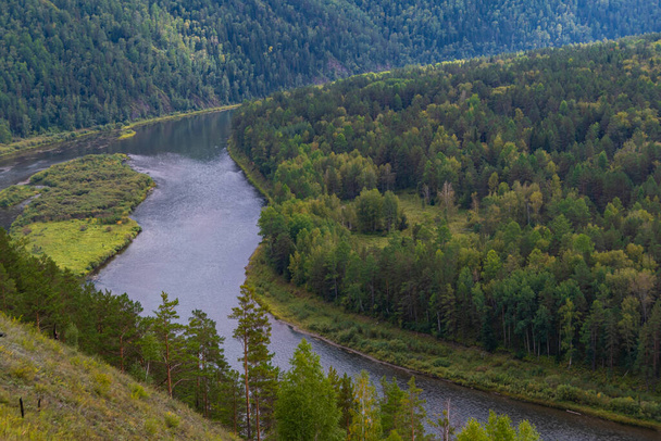 široká řeka mezi zelenými kopci se stromy, hladký ohyb kanálu, les na břehu přehrady, letní koupání a navigace - Fotografie, Obrázek