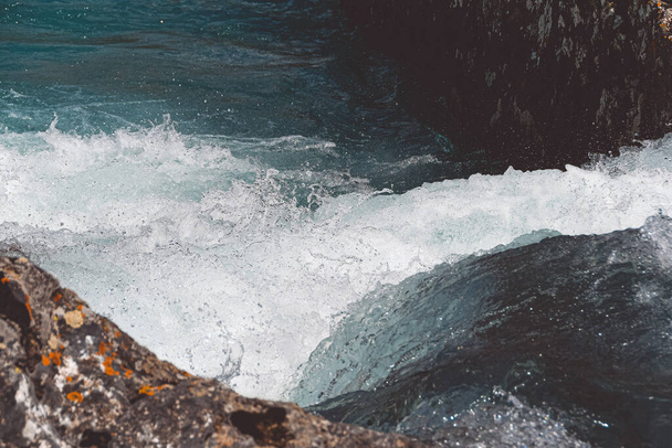 скалистый берег моря, быстрая река в горной долине, океанский серфинг в летний день
 - Фото, изображение