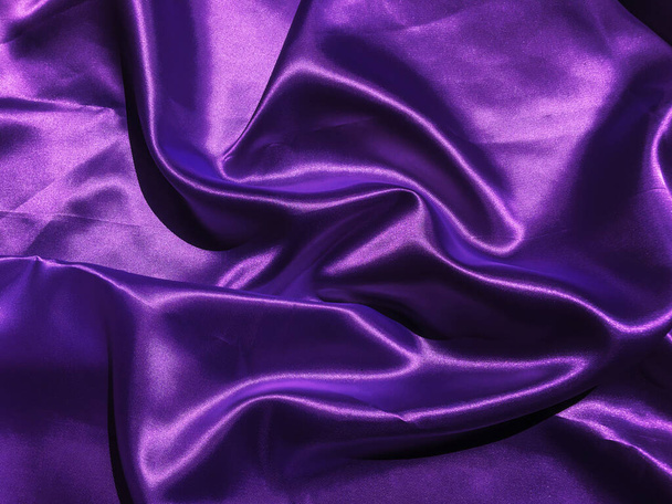 Detailní záběr fialového saténu nebo hedvábné textury pozadí. Kopírovat prostor s elegantním designem tapety - Fotografie, Obrázek
