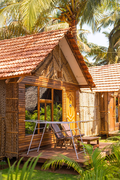 Domki na plaży i domki z bambusa, glinianych płytek i liści kokosowych. Koncepcja podróży wakacyjnych obrazów w Goa, Indie. Malownicze wakacje i obrazy przyrodnicze do podróży - Zdjęcie, obraz