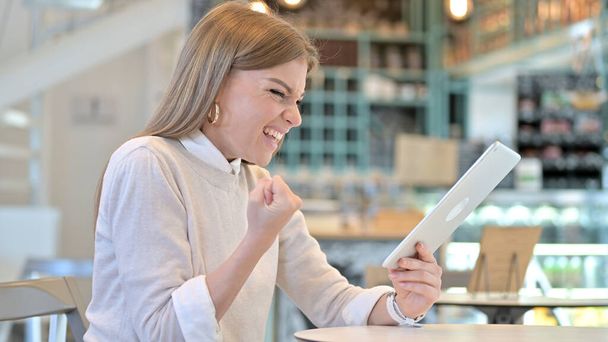 Young Woman Celebrating on Tablet in Cafe, Success - Foto, Imagem